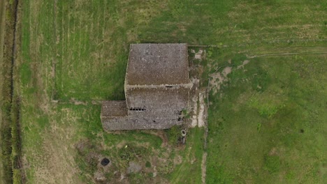 Verlassenes-Bauernhaus-Inmitten-Eines-Riesigen-Agrarlandes,-Luftaufnahme-Hochziehen