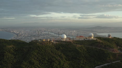 Radar-Luftraumüberwachungsstation,-Luftaufnahme-über-Der-Stadt-Da-Nang,-Vietnam