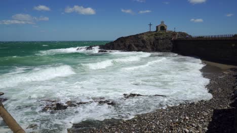 Schwere-Wellen-Schlagen-An-Einem-Sehr-Windigen-Tag-Auf-Die-Küstenverteidigung-Von-Collioure-Ein