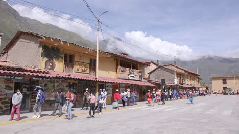 Während-Der-Pandemie-In-Ollantaytambo,-Peru,-Stellte-Sich-Eine-Gruppe-Von-Frauen-Im-Abstand-Von-1,80-M-Auf-Der-Plaza-De-Armas-Auf,-Um-Den-Markt-Zu-Betreten