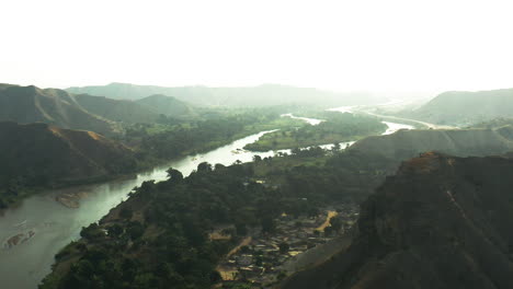 Flug-über-Den-Fluss-Catumbela,-Benguela,-Angola-Aufnahmen-Mit-Drohne,-120-Fps