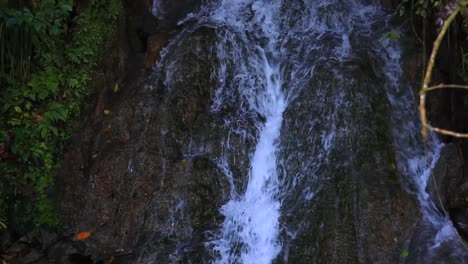 Wasser-Fließt-Einen-Berg-Oder-Eine-Klippe-In-Puerto-Rico-Hinunter
