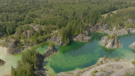 Schöne-Luftaufnahme-Der-Bunten-Seen-In-Der-Kanadischen-Natur-An-Einem-Sonnigen-Sommertag