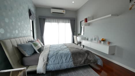 Moderne-Schlafzimmerdekoration-Mit-Süßer-Blauer-Tapete