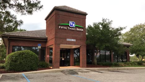 Fifth-Third-Bank-Branch-building-on-a-closed-day
