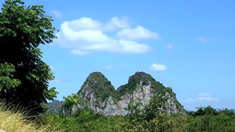 Vista-De-Las-Montañas-Kampong-Trach-En-La-Provincia-De-Kampot-En-Camboya,-Que-Es-Una-Popular-Ruta-De-Senderismo-Para-Turistas-Locales-Y-Extranjeros