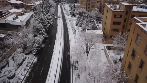 Langsam-Fliegen-Wie-Ein-Vogel-Auf-Einer-Schneebedeckten-Straße-Im-Winter-In-Teheran,-Iran