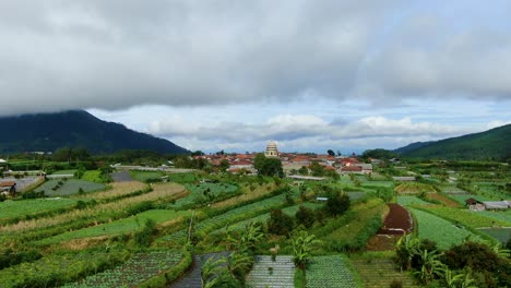 Luftaufnahme-Eines-Dorfes-Und-Einer-Moschee-Inmitten-Von-Reisfeldern-Am-Berg-Telomoyo,-Indonesien