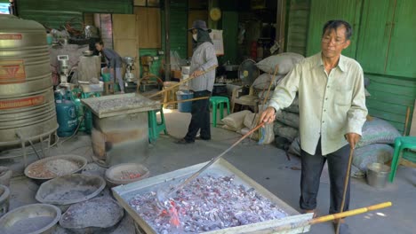 Arbeiter-Einer-Thailändischen-Keksfabrik-Verwenden-Kohle-Und-Metallbehälter-Zum-Backen,-Zeitlupe