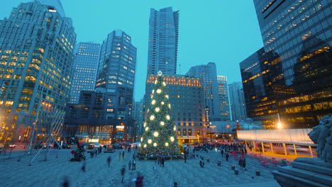 árbol-De-Navidad-Gigante-En-La-Plaza-De-La-Ciudad-Moderna-Timelapse-Atardecer-A-La-Noche