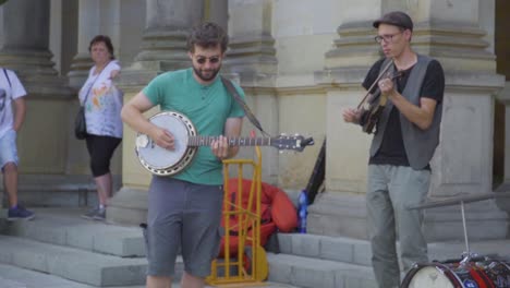 Musikalisch-Talentierte-Männergruppe,-Die-Auf-Den-Straßen-Berlins-Musik-Macht