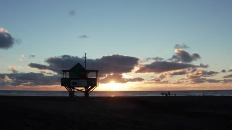 Ikonischer-Blick-Auf-Den-Sonnenuntergang-Am-Rettungsschwimmerturm-Am-Bethells-Beach-In-Auckland