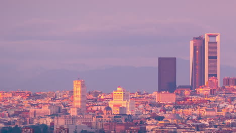 Blick-Auf-Die-Skyline-Von-Madrid-Nach-Süden-Während-Des-Sonnenuntergangs-Im-Zeitraffer-Von-Tag-Zu-Nacht