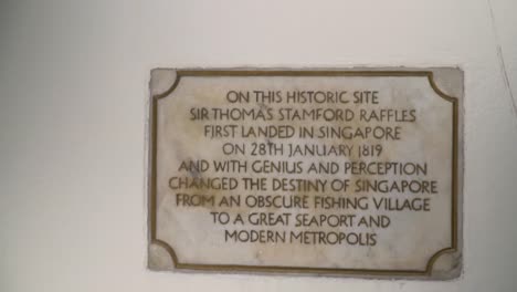 Descripción-De-La-Estatua-De-Mármol-Blanco-De-Sir-Stamford-Raffles-En-Singapur---Push-In