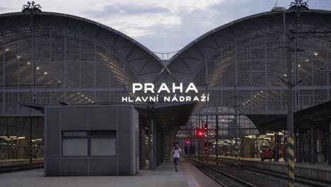 Una-Persona-Caminando-Por-El-Andén-En-Una-Estación-Central-De-Tren-De-Praga-Vacía,-Praha-Hlavni-Nadrazi