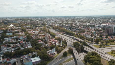 Luftaufnahme-Von-Bäumen,-Häusern-Und-Transit-Auf-Der-General-Paz-Avenue-In-Der-Stadt-Buenos-Aires