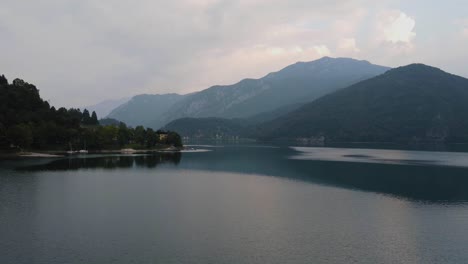 Deslumbrante-Resplandor-Turquesa-Más-Fino-Del-Lago-Ledro-En-El-Valle-Ledro-En-Trentino,-Italia