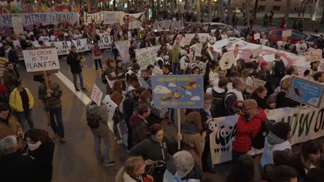Bei-Einer-Protestdemonstration-Wegen-Des-Klimawandels-Schoss-Ein-Schwenk-Drei-Meter-über-Menschen
