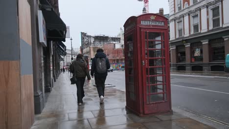 Der-Verkehr-Fährt-Im-Regen-An-Der-Berühmten-Roten-Londoner-Telefonzelle-Vorbei