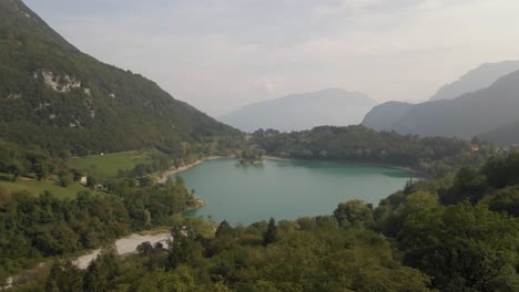Vista-Aérea:-Tiro-De-Drone-Revela-Lago-Tenno,-Trentino,-Norte-De-Italia