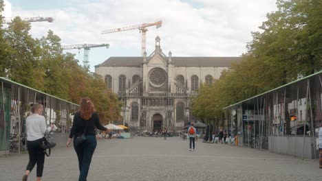 Belebter-Platz-Der-Heiligen-Katharina-In-Brüssel,-Belgien-An-Einem-Warmen-Sommertag-Während-Der-Covid-19-Pandemie
