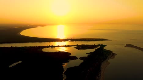 Drone-Vista-Aérea-Dolly-Side-Panning-Over-Paradise-Beach-Sunrise,-Sudamérica,-Santa-Catarina,-Brasil