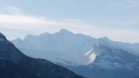 Mont-Blanc-Berg-An-Einem-Sonnigen-Tag-Aus-Der-Ferne