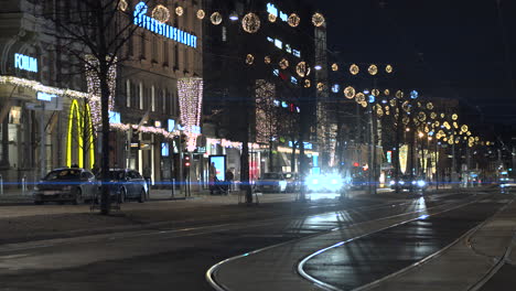 Weihnachtsklima-In-Der-Innenstadt,-Mit-Vorbeifahrenden-Autos