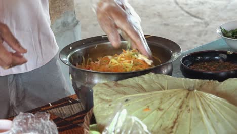 Mezclar-Ingredientes-En-Un-Recipiente-De-Metal-En-Una-Clase-De-Cocina-Khmer-En-Camboya
