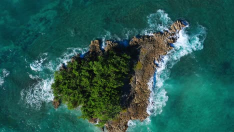 Aerial-top-down-over-big-heart-shaped-rock-in-middle-of-ocean,-Dominican-Republic