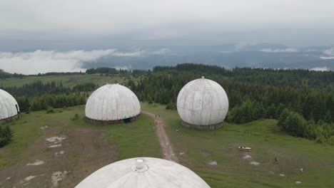 Luftaufnahme-über-Einer-Verlassenen-Radarstation-Der-UdSSR