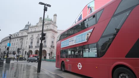 Kultiger-Londoner-Bus,-Der-Vor-Dem-Piccadilly-Circus-London-Vorbeifährt