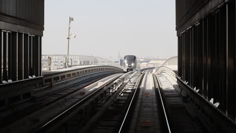 Un-Tren-De-Metro-Llega-A-La-Estación-De-La-Universidad-De-Qatar