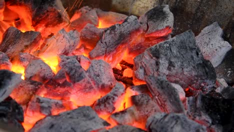 Nahaufnahme-Brennender-Kohlen-Mit-Feuerglühendem-Holzkohlehintergrund