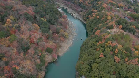 Reveal-shot-of-autumn-nature-in-Arashiyama,-Kyoto