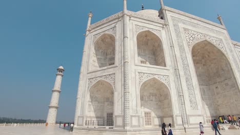 Gente-Visitando-El-Taj-Mahal
