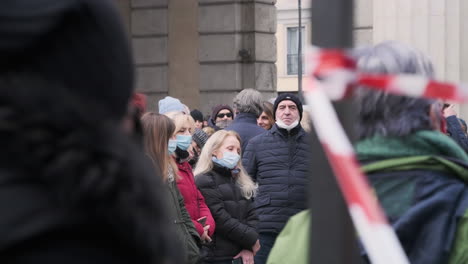 Eine-Menge-Maskierter-Menschen-Versammelte-Sich-Auf-Der-Piazza-In-Mailand,-Um-Für-Die-Arbeit-Gegen-Die-Regierung-Zu-Protestieren