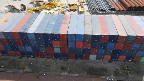 Stapel-Intermodaler-Container-Im-Terminal-In-Der-Nähe-Von-Dordrecht,-Niederlande