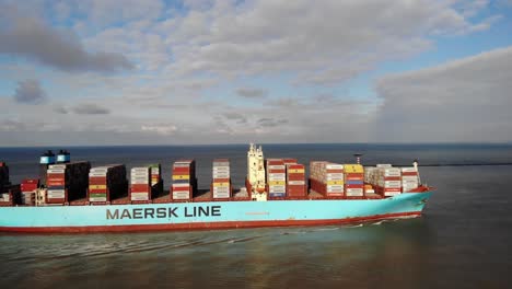 Riesiges-Containerschiff-Marstal-Maersk-Läuft-An-Einem-Teilweise-Bewölkten-Wintertag-Mit-Neun-Etagen-Hoch-Gestapelten-Buchten-In-Den-Hafen-Von-Rotterdam-Ein