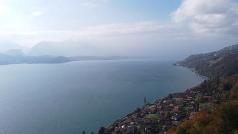 Drohne-Fliegt-Hoch-über-Einem-Wunderschönen-Schweizer-See,-Atemberaubende-Landschaft