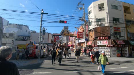 Osaka-street-crowded-with-tourists-sightseeing-neighbourhood-Sinsekai,-Japan