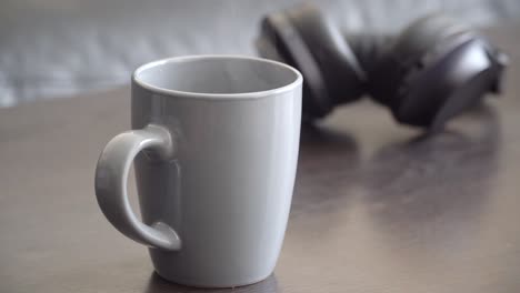 Dampfender-Kaffee-Oder-Tee-Mit-Kopfhörer-Zur-Entspannung