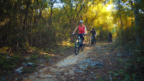 Cámara-Lenta:-Ciclistas-De-Montaña-En-Bicicleta-Por-El-Sendero-Del-Bosque