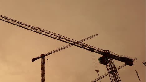 Cranes-with-slow-movement,-at-a-construction-site