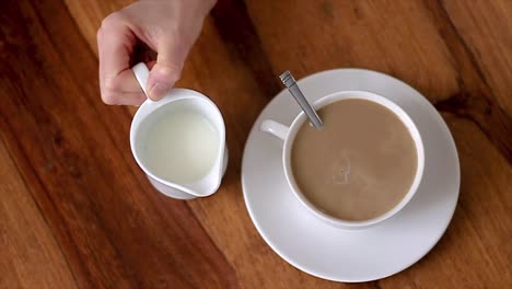 Frau-Genießt-Heißen-Kaffee-Mit-Milch-In-Einer-Weißen-Tasse-Stockvideo-Stockvideos