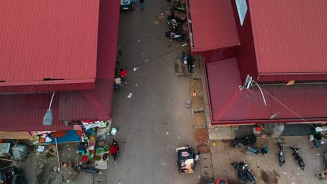 Szene-Auf-Dem-Traditionellen-Markt-In-Der-Nähe-Des-Mehrzweckgebäudes-In-Medan,-Indonesien-–-Luftaufnahme