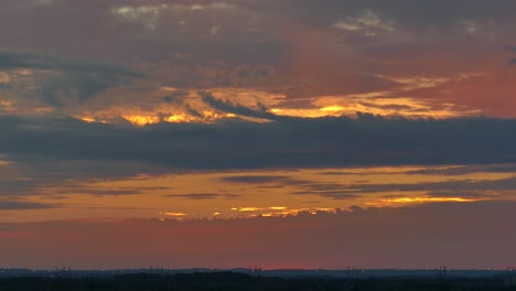 Malerische-Zeitrafferansicht-Des-Wunderschönen-Goldenen-Sonnenuntergangs-Mit-Rosa-Und-Blauen-Wolken