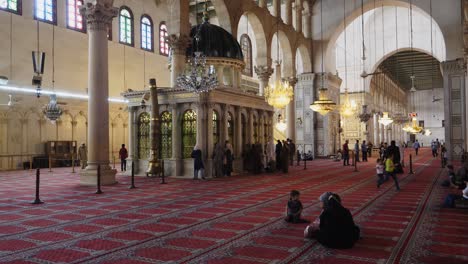 Toma-Interior-De-La-Glamorosa-Mezquita-En-Damaskus,-Siria