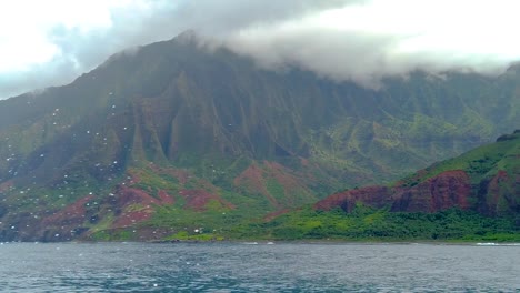 HD-120fps-Hawaii-Kauai-Bootfahren-Auf-Dem-Meer,-Schwebend-Von-Rechts-Nach-Links-Mit-Bergen-Und-Grünem,-Wolkigem-Tal-Mit-Viel-Bootsspray