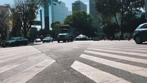 Zeitraffer-An-Einer-Sehr-Wichtigen-Kreuzung-In-Mexiko-Stadt-Zur-Mittagszeit